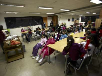 Alicia Vega enseña a sus alumnos en un taller de cine en una empobrecida población de Santiago, Chile, el sábado 18 de agosto de 2012.  Foto: Luis Hidalgo / AP