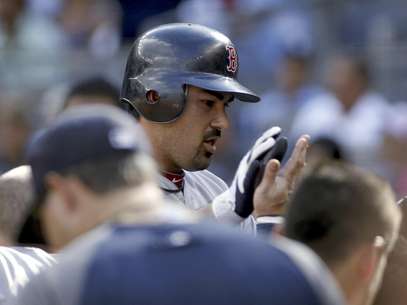Adrián González de los Medias Rojas de Boston es felicitado tras conectar un jonrón de dos carreras ante los Yanquis de Nueva York el sábado 18 de agosto de 2012.  Foto: John Dunn / AP