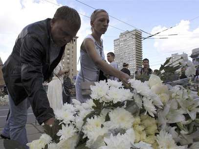 People lay flowers at the monument to the three victims of the 1991 coup to mark the 21st anniversary of the August Putsch in central Moscow, August 19, 2012. Foto: Sergei Karpukhin / Reuters In English