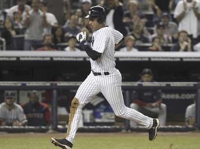 Derek Jeter, de los Yanquis de Nueva York, anota una carrera por un lanzamiento descontrolado de Josh Beckett, de los Medias Rojas de Boston, en el partido del domingo 19 de agosto de 2012 en el Yankee Stadium.  Foto: Seth Wenig / AP