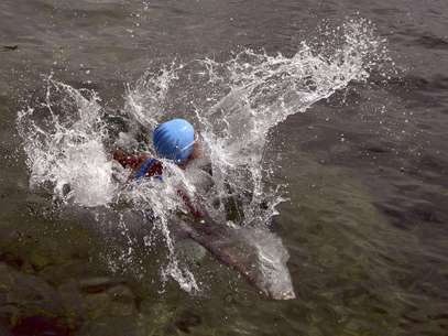 La nadadora estadounidense Diana Nyad comienza a nadar en La Habana el sábado, 18 de agosto del 2012 rumbo a la los cayos de la Florida sin jaula de protección contra los tiburones.   Foto: Ramon Espinosa / AP