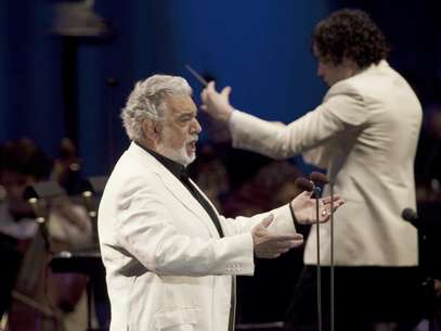 En una fotografìa proporcionada por el Hollywood Bowl, el tenor español Plácido Domingo, a la izquierda, y el director venezolano Gustavo Dudamel ofrecen un concierto en Los Angeles el domingo 19 de agosto del 2012.  Foto: Craig T. Mathew / AP
