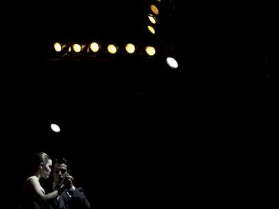 Una pareja compite en la categoría Tango Salón del Mundial de Tango 2012 en Buenos Aires, Argentina, el lunes 20 de agosto de 2012. Un total de 357 parejas aficionadas y profesionales de 32 países compiten en las rondas clasificatorias de la categoría Tango Salón por un lugar para las semifinales.  Foto: Natacha Pisarenko / AP