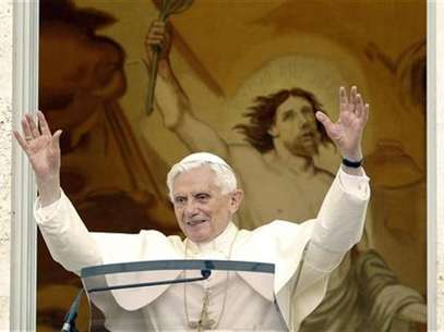 El papa Benedicto XVI durante la misa del Angelus en su residencia en Castelgandolgo, Italia, ago 19 2012. El viaje del papa Benedicto XVI a Líbano el mes próximo seguirá adelante como estaba previsto, según dijo el lunes el Vaticano, a pesar de los combates que prosiguen en la vecina Siria. Foto: Alessandro Bianchi / Reuters en español
