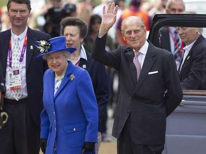 Britain's Queen Elizabeth visits the ArcelorMittal Orbit tower with Prince Philip (R) in London July 28, 2012. Foto: Neil Hall / Reuters In English
