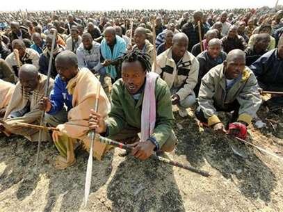 Striking miners hold weapons as they wait to be addressed by former African National Congress Youth League (ANCYL) President Julius Malema outside a South African mine in Rustenburg, 100 km (62 miles) northwest of Johannesburg August 18, 2012. Foto: Siphiwe Sibeko / Reuters In English