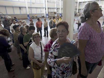 People queue to enter a polling center in Caparra sector in San Juan August 19, 2012. Foto: Ana Martinez / Reuters In English