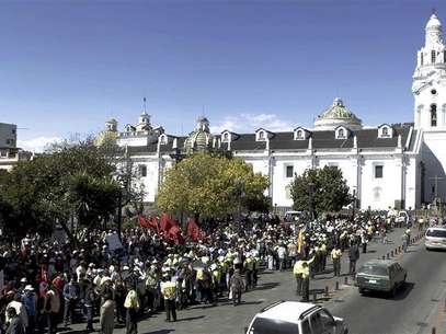Supporters of Ecuador President Rafael Correa gather to show their support for the government's decision to give political asylum to Wikileaks founder Julian Assange, in the main square of Quito August 20, 2012. Foto: Gary Granja / Reuters In English