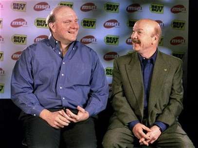 Best Buy Co Inc founder Richard Schulze talks with Microsoft President Steve Ballmer (L) in Redmond, Washington in this December 16,1999 file photograph. Foto: Files / Reuters In English