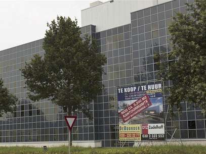 Office space is seen for rent in Nieuwegein August 14, 2012. The euro zone crisis is washing over the walls of one of the region's safest havens. So far the Netherlands, a founding member of the European Union and fiscal hawk along with neighbouring Germany, has been spared the dramatic collapse of property prices associated with southern European countries such as Spain. Now, though, four years after the global financial crisis first hit, the economy is on the brink of another recession. And steadily sink Foto: Michael Kooren / Reuters In English
