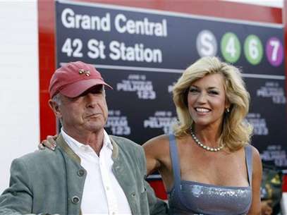 Director of the movie Tony Scott and his wife Donna attend the premiere of the movie "The Taking of Pelham 1 2 3" at the Mann Village theatre in Los Angeles June 4, 2009. The movie opens in the U.S. on June 12. Foto: Mario Anzuoni / Reuters In English