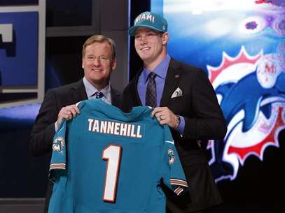 Ryan Tannehill from Texas A&M University holds up a jersey as he stands with NFL Commissioner Roger Goodell after being selected by the Miami Dolphins as the eighth overall pick in the 2012 NFL Draft in New York, April 26, 2012. Foto: Shannon Stapleton / Reuters In English