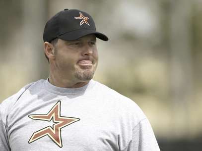 En esta fotografía de archivo del 27 de febrero de 2008, se ve a Roger Clemens durante una práctica con los Astros de Houston en entrenamientos de primavera. Rogers Clemens jugará con los Skeeters de Sugar Land y asegura que sólo quiere divertirse.  Foto: David J. Phillip, Archivo / AP