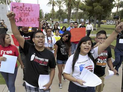 Un grupo de jóvenes protesta el jueves 16 de agosto de 2012 frente al capitolio estatal en Phoenix, después de que la gobernadora de Arizona, Jan Brewer, ordenara que se nieguen las licencias de conducir y otras prestaciones sociales a quienes se beneficien del programa de  deportación diferida que dispuso el gobierno federal.  Foto: Ross D. Franklin / AP
