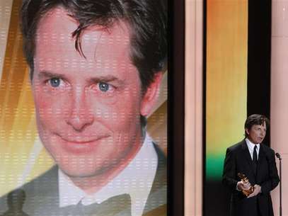 U.S. actor Michael J. Fox holds his international lifetime achievement award during the 46th 'Goldene Kamera' (Golden Camera) awards ceremony at the Ullstein Auditorium in Berlin, February 5, 2011. Foto: Tobias Schwarz / Reuters In English