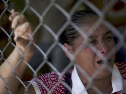 A relative of inmate cries outside Yare prison in San Francisco de Yare, 72 km (45 miles) south from Caracas, August 20, 2012. Foto: Carlos Garcia Rawlins / Reuters In English