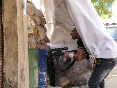 Un suní se coloca tras una barricada en el barrio de Bab al-Tebbaneh, al norte de Líbano Foto: Reuters en español