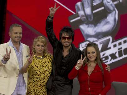 Destacados artistas, desde la izquierda: el cantante español Miiguel Bosé, la cantante mexicana Paulina Rubio, Beto Cuevas, ex vocalista del grupo chileno La Ley y la cantante mexicana Jenni Rivera posan durante una conferencia de prensa para presentar la segunda temporada de La voz México un programa para encontrar al nuevo talento de la escena musical mexicana. el martes 21 de agosto del 2012.  Foto: Eduardo Verdugo / AP