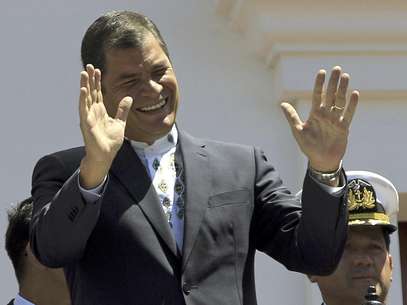El presidente de Ecuador, Rafael Correa, saluda desde el balcón del palacio de gobierno en Quito, 20 de agosto de 2012. Correa dijo en conferencia con corresponsales extranjeros, el miércoles 22 de agosto de 2012, que Julian Assange está dispuesto a declarar ante la justicia sueca acerca de las denuncias de acoso sexual en su contra, si le garantizan que no será extraditado a un tercer país.  Foto: Dolores Ochoa / AP