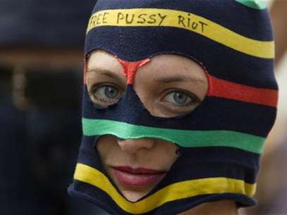 Imagen de archivo de una mujer con un pasamontañas adornado en apoyo al grupo punk Pussy Riot durante una manifestación frente a la embajada de Rusia en Berlín, ago 17 2012. Rusia declaró el miércoles que las críticas extranjeras sobre el juicio de la banda punk 'Pussy Riot' tienen un tinte político y dijo que había "elementos de un choque de civilizaciones" en las condenas de Occidente. Foto: Thomas Peter / Reuters en español