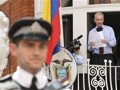 Wikileaks founder Julian Assange speaks to the media outside the Ecuador embassy in west London on August 19, 2012. Foto: Olivia Harris / Reuters In English