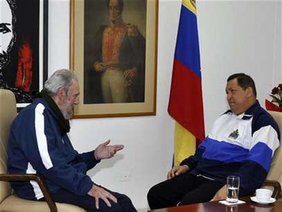 Imagen de archivo del ex presidente cubano Fidel Castro (izquierda en la imagen), junto al mandatario venezolano, Hugo Chávez, durante una reunión en La Habana, mar 2 2012. El ex presidente cubano Fidel Castro, quien ha estado fuera de la vista pública por más de dos meses, está trabajando en un libro con el mandatario venezolano, Hugo Chávez, y no está a las puertas de la muerte como se ha especulado, dijo el miércoles un bloguero oficial. Foto: Handout Imagen para uso no comercial, ni ventas, ni archivos. Solo para uso editorial. No para su venta en marketing o campañas / Reuters en español
