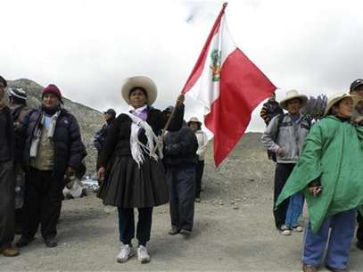 Una mujer sostiene una bandera de Perú durante una visita a un área afectada por el proyecto minero Minas Conga en la región andina de Cajamarca, jul 18 2012. Un polémico proyecto minero de unos 5.000 millones de dólares de la estadounidense Newmont en el norte de Perú carece del apoyo de la mayor parte de la población cercana al mismo, según un sondeo de Ipsos Apoyo, el primero significativo que se hace en la zona. Foto: Ybrahim Luna / Reuters en español