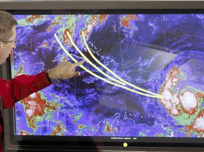El doctor Rick Knabb, director del Centro Nacional de Huracanes, muestra algunas de las posibles trayectoria que tomaría la tormenta tropical Isaac en los próximos días. Foto: Alan Diaz / AP