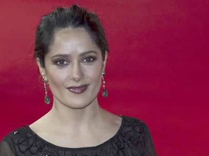 Salma Hayek llega a la exhibicion del filme "La chispa de la vida" en la Berlinale, el 15 de febrero del 2012 en Berlin. La actriz dijo el jueves 23 de agosto del 2012 que está orgullosa de ser mexicana y que comentarios que sugieren lo contrario fueron malinterpretados.  Foto: Gero Breloer, Archivo / AP