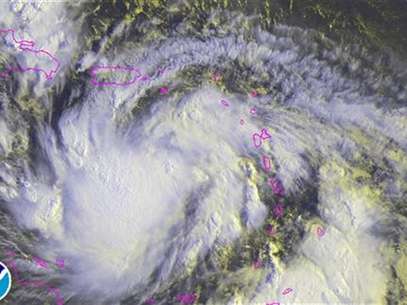 Imagen satelital del paso de la tormenta tropical Isaac, ago 23 2012. La tormenta tropical Isaac se debilitó levemente mientras provocaba fuertes lluvias costa afuera de Puerto Rico y las Islas Vírgenes el jueves, pero se esperaba que se fortaleciera hasta convertirse en huracán antes de avanzar sobre República Dominicana y Haití, dijeron meteorólogos estadounidenses. Foto: Handout Imagen para uso no comercial, ni ventas, ni archivos. Solo para uso editorial. No para su venta en marketing o campañas / Reuters en español