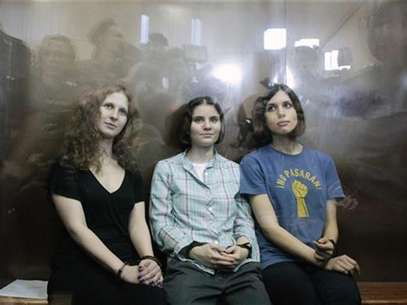 Members of the female punk band "Pussy Riot" (R-L) Nadezhda Tolokonnikova, Yekaterina Samutsevich and Maria Alyokhina sit in a glass-walled cage after a court hearing in Moscow, August 17, 2012. Foto: Maxim Shemetov / Reuters In English