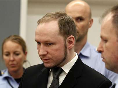 Norwegian mass killer Anders Behring Breivik reacts as he returns after a break to the court room, in Oslo Courthouse August 24, 2012. Foto: Stoyan Nenov / Reuters In English