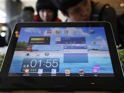 The Samsung Electronics' Galaxy Tab is displayed for customers at a store in Seoul April 6, 2012. Foto: Kim Hong-Ji / Reuters In English