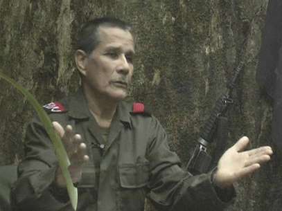 Colombian guerrilla group National Liberation Army (ELN) commander Nicolas Rodriguez, known as "Gabino", gestures as he speaks in response to questions from Reuters at a hidden jungle camp in this still image taken from an undated video released August 27, 2012. Foto: ELN via Reuters TV / Reuters In English