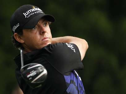 Rory McIlroy of Northern Ireland tees off on the 11th hole during the first round of the PGA golf tournament on the Black Course at Bethpage State Park in Farmingdale, New York August 23, 2012. Foto: Adam Hunger / Reuters In English