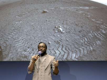 Will.I.Am, de Black Eyed Peas, canta en el Laboratorio de Propulsión a Chorro de la NASA el martes 28 de agosto de 2012 en Pasadena, California.  Foto: Nick Ut / AP