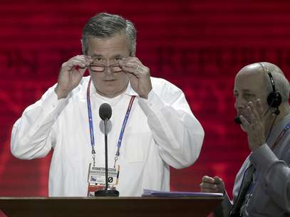 El ex gobernador de Florida, Jeb Bush, observa al auditorio desde el podio en la convención republicana en Tampa, Florida, 27 de agosto de 2012. Bush dijo en un evento hispano paralelo a la convención, el miércoles 29 de agosto de 2012, que si los asiáticos y latinos no se sienten representados por los republicanos, "vamos a perder elecciones".  Foto: J. Scott Applewhite / AP