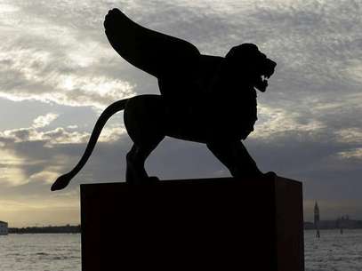A statue of a lion, the symbol of the 69th Venice Film Festival, is silhouetted in Venice August 28, 2012. Foto: Tony Gentile / Reuters In English