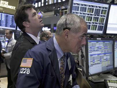 En esta fotografía de archivo del miércoles 15 de agosto de 2012, el corredor Frank Cannarozzo, derecha, trabaja en la Bolsa de Valores de Nueva York. El mercado bursátil neoyorquino cerró con cambios mínimos el lunes 27 de agosto en uno de los días de transacciones más tranquilos en lo que va de 2012.  Foto: Richard Drew, archivo / AP