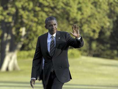 El presidente Barack Obama saluda mientras camina por los jardines de la Casa Blanca en Washington, el miércoles 29 de agosto de 2012, luego de volver de un viaje de campaña.  Foto: Susan Walsh / AP