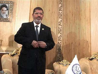El presidente de Egipto, Mohamed Mursi, antes de reunirse con el vicepresidente ejecutivo de Irán en el aeropuerto Mehrabad en Teherán, ago 30 2012. Egipto pidió el jueves una intervención para detener el baño de sangre en Siria, diciendo en una reunión de 120 países que era su deber oponerse al "régimen opresivo" de Bashar al-Assad, lo que llevó a los representantes sirios a retirarse del encuentro. Foto: Mehr News Agency Imagen para uso no comercial, ni ventas, ni archivos. Solo para uso editorial. No para su venta en marketing o / Reuters en español