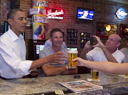 El presidente de Estados Unidos Barack Obama se detiene para beber una cerveza en The Pump House, un restaurante bar en Cedar Falls, Iowa.  Foto: Carolyn Kaster, archivo / AP
