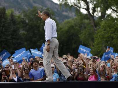 El presidente Barack Obama saluda a simpatizantes en un acto de campaña en la Universidad Boulder en Colorado, el domingo 2 de septiembre de 2012.  Foto: Pablo Martinez Monsivais / AP