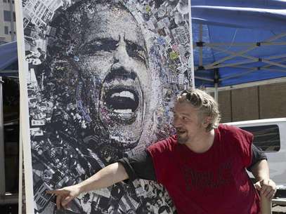 A local artist named "O" shows off his lithograph featuring President Barack Obama for sale at the site of the Democratic National Convention in Charlotte, North Carolina September 2, 2012. Foto: Rick Wilking / Reuters In English