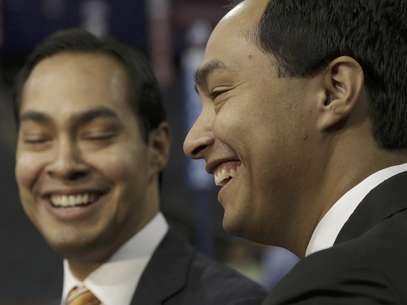 El alcalde de San Antonio, Julian Castro, izquierda, quien pronunciará el discurso principal en la convención demócrata, y su hermano gemelo, el representante estatal y candidato al Congreso federal Joaquín Castro. Foto: Charles Dharapak / AP