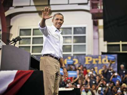 El presidente Barack Obama saluda a sus simpatizantes después de hablar en un evento de campaña en la escuela secundaria Scott, el lunes 3 de septiembre de 2012, en Toledo, Ohio.  Foto: Pablo Martínez Monsivais / AP