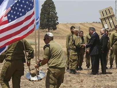 U.S. Defense Secretary Leon Panetta and Israeli Defense Minister Ehud Barak greet Israeli soldiers after a joint news conference during a visit to the Iron Dome defense system launch site in Ashkelon August 1, 2012. Foto: Pool / Reuters In English