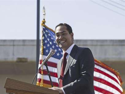 San Antonio Mayor Julian Castro gives an address at City College in San Antonio in this handout photo courtesy of Mayour Julian Castro's office February 13, 2011. Foto: Handout / Reuters In English