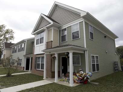 Un memorial improvisado en honor al niño Dominick Andujar es colocado en su casa en Nueva Jersey, el martes 4 de septiembre de 2012. Foto: Matt Rourke / AP
