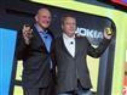 
              Nokia revealed its first smartphones to run the next version of Windows, a big step for a company that has bet its future on an alliance with Microsoft. (Sept. 5)
              
             Foto: AP in English
